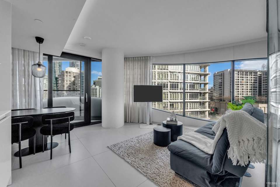 Modern Furnished 1-Bedroom + Den at the Butterfly