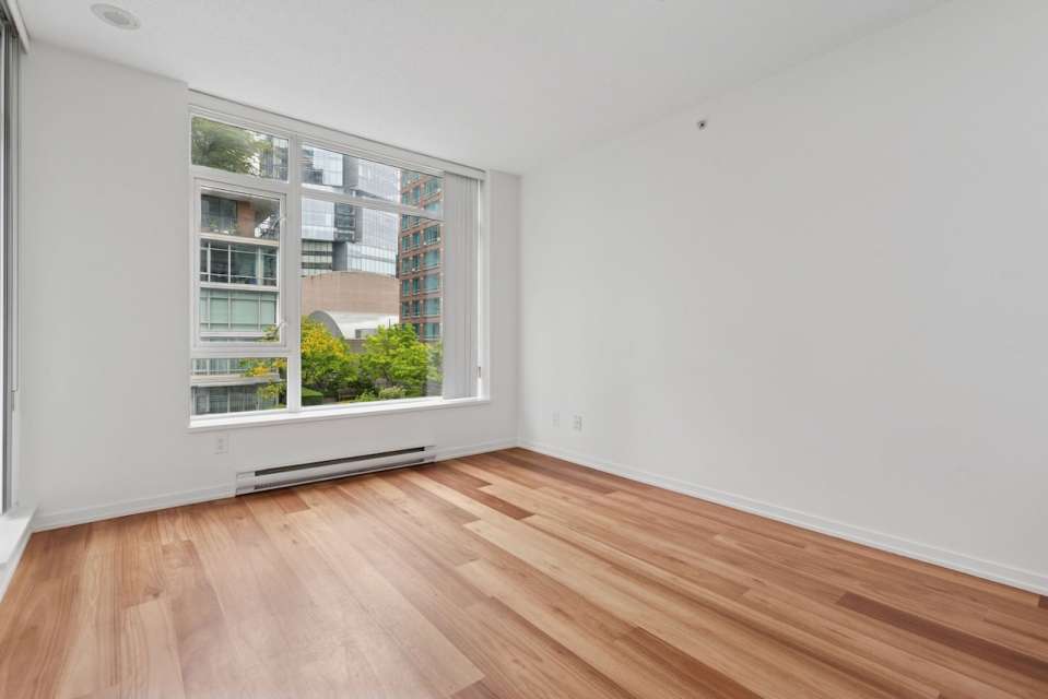 UNFURNISHED Downtown Living 1 Bed + Den
