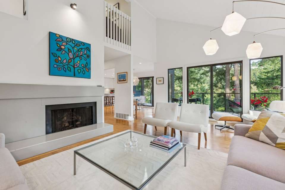 Bright Contemporary 3-Bedroom Home Steps from Eagle Harbour Beach