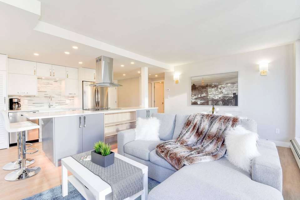 Furnished 2-Bed Condo At Barclay Court