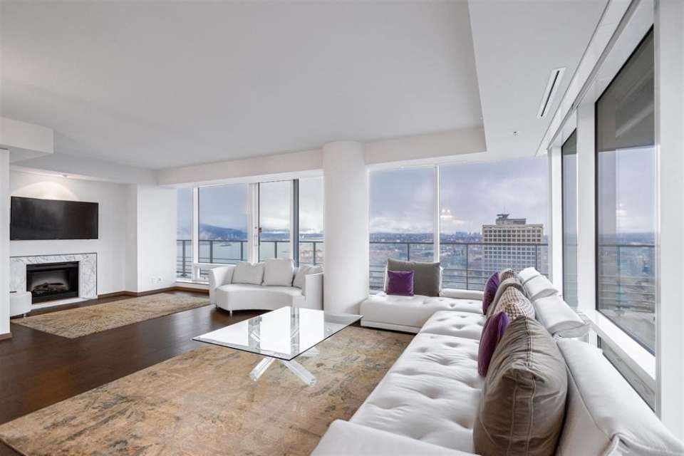 Spectacular SE Corner Residence with Harbour Views